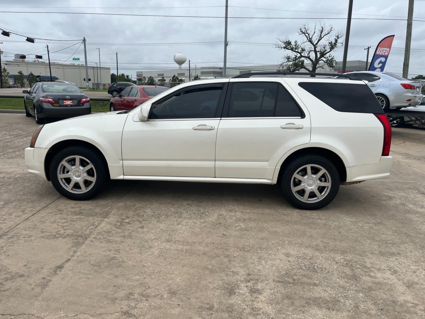 2005 white /TAN Cadillac SRX V6 (1GYEE637250) with an 3.6L V6 DOHC 24V engine, 5-Speed Automatic Overdrive transmission, located at 14700 Tomball Parkway 249, Houston, TX, 77086, (281) 444-2200, 29.928619, -95.504074 - Photo#3